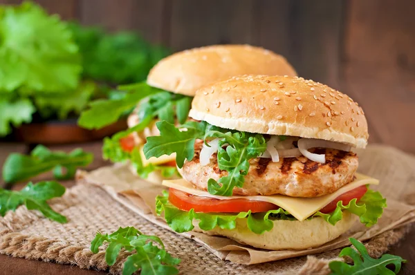 Smörgåsar med kyckling burgare och grönsaker — Stockfoto