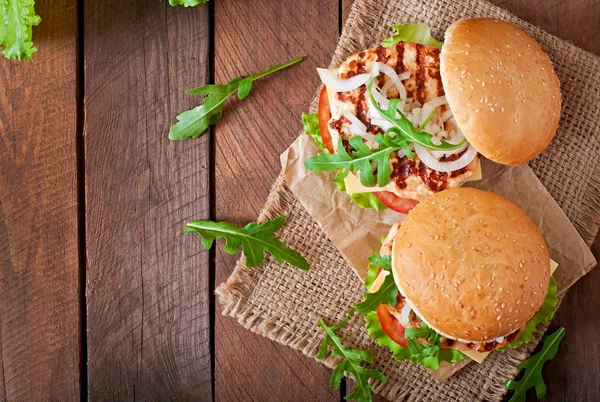 Sandwichs avec hamburger au poulet et légumes — Photo