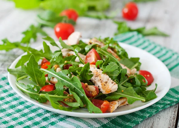 Ensalada con pechuga de pollo —  Fotos de Stock