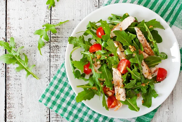 Ensalada con pechuga de pollo —  Fotos de Stock