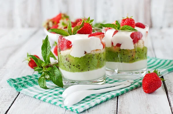 Postre cremoso con fresas y kiwi —  Fotos de Stock