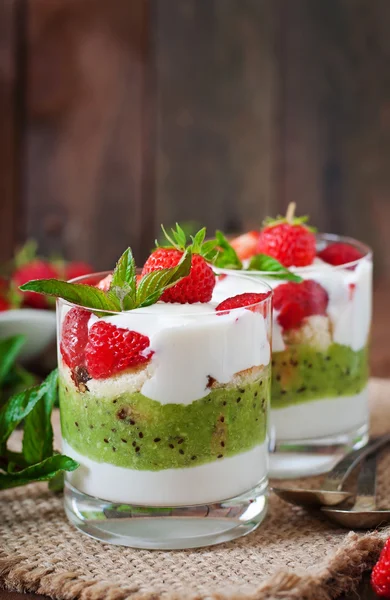 Romige dessert met aardbeien en kiwi — Stockfoto