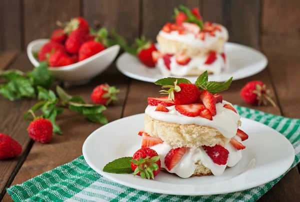 Gâteau éponge à la crème et aux fraises — Photo