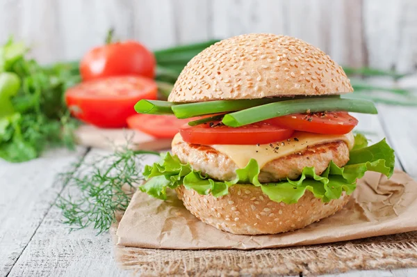 Sanduíche com hambúrguer de frango e legumes — Fotografia de Stock