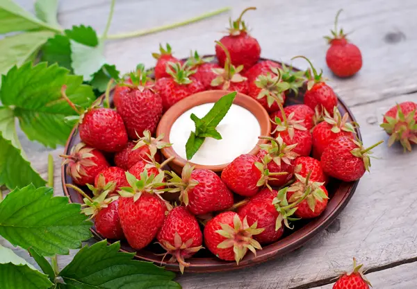 Frische Erdbeeren und Sahne — Stockfoto