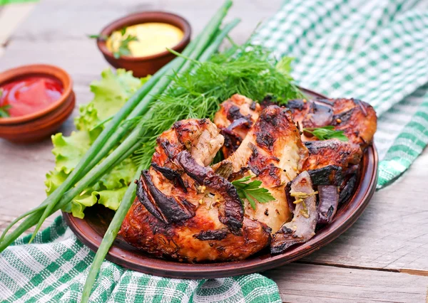 Gegrilde kippenvleugels met groenten — Stockfoto