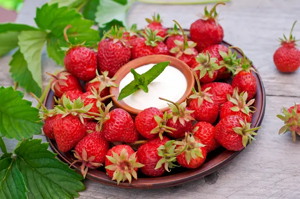 Frische Erdbeeren und Sahne — Stockfoto