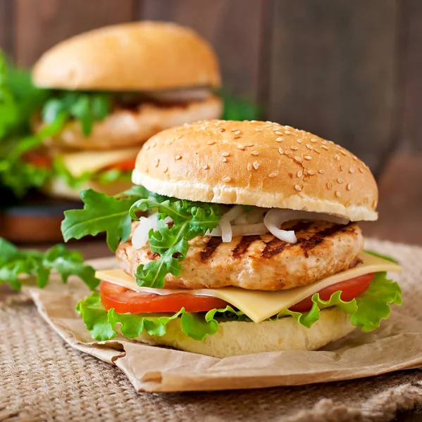 Sandwichs avec hamburger au poulet et légumes Photos De Stock Libres De Droits