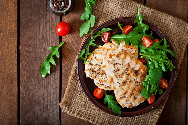 Poitrine de poulet avec salade fraîche Images De Stock Libres De Droits