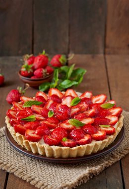 Çilek ve krema ile tart