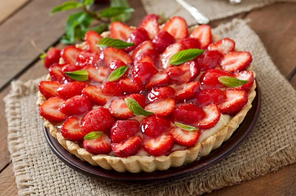 Taart met aardbeien en slagroom — Stockfoto