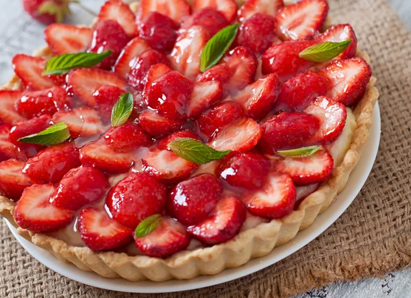 Tarte aux fraises et crème fouettée — Photo