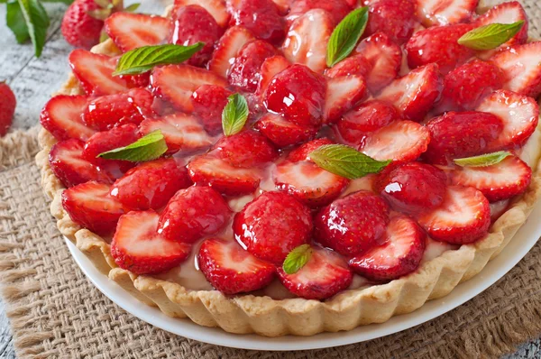 Tarte aux fraises et crème fouettée — Photo