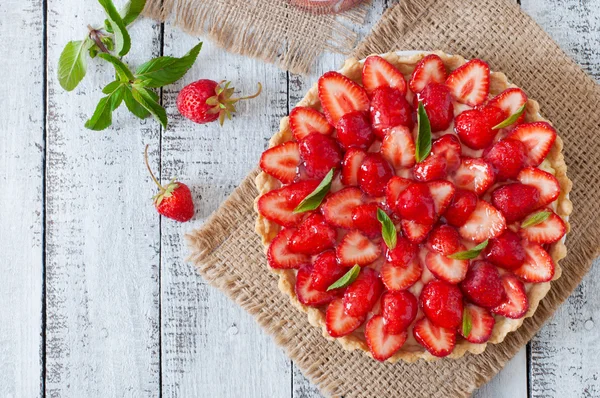 Tarta con fresas y crema batida —  Fotos de Stock