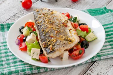 Salata taze Yunan balıkla pişmiş
