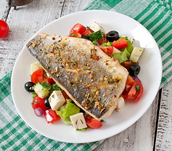 Sült hal friss a görög saláta — Stock Fotó