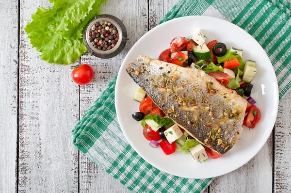 Ugnsbakad fisk med färska grekisk sallad — Stockfoto