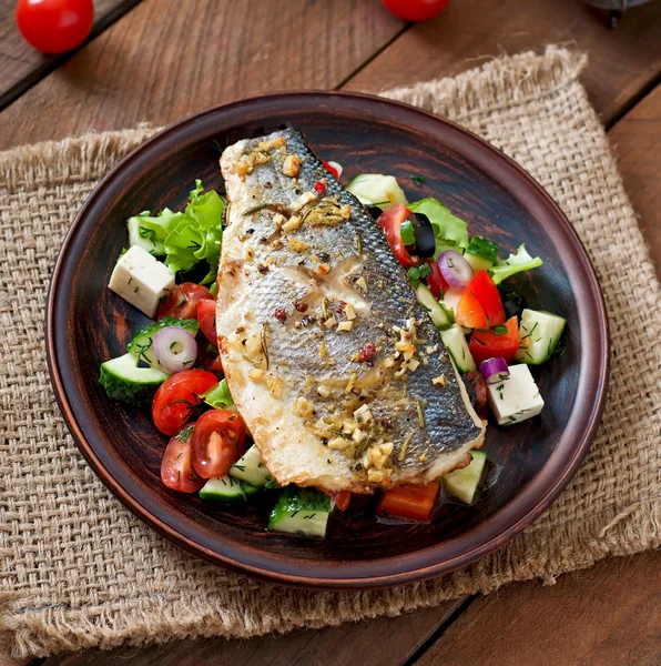 Pesce al forno con insalata greca fresca — Foto Stock