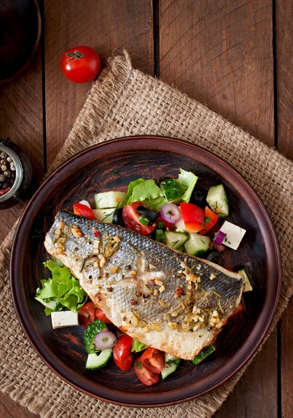 Pescado al horno con ensalada griega fresca — Foto de Stock