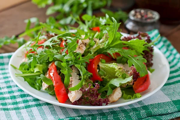 Ensalada con rúcula, pollo, lechuga, pimiento rojo —  Fotos de Stock