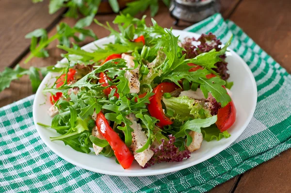 Salad with arugula, chicken, lettuce, red pepper — Stock Photo, Image