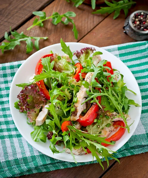 Ensalada con rúcula, pollo, lechuga, pimiento rojo —  Fotos de Stock