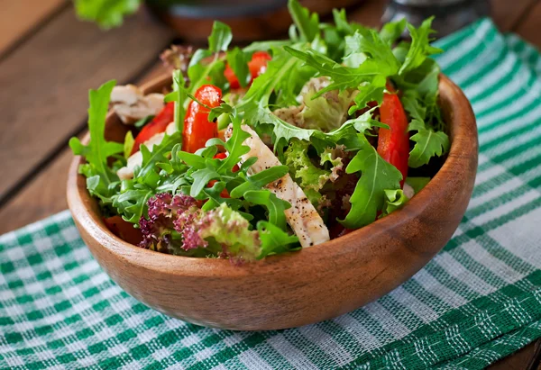 Salade met kip, sla, rucola, rode paprika — Stockfoto