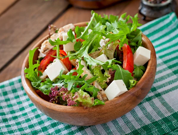 Salad with arugula, chicken, lettuce and cheese — Stock Photo, Image