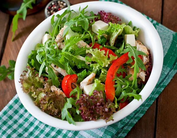 Ensalada con rúcula, pollo, lechuga y queso —  Fotos de Stock