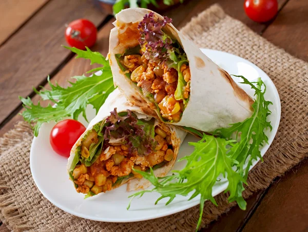 Burritos envolve carne picada e legumes — Fotografia de Stock