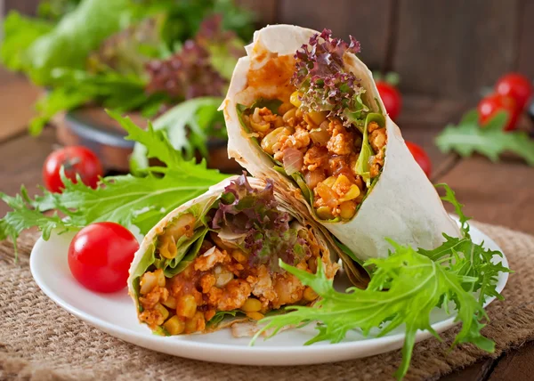 Burritos envolve carne picada e legumes — Fotografia de Stock