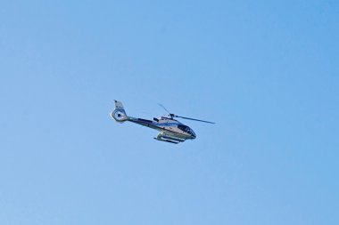 Dubai, Birleşik Arap Emirlikleri - 24 Şubat 2015: küçük kapasite helikopter mavi gökyüzü arka plan üzerinde 24 Şubat 2015, Dubai, Birleşik Arap Emirlikleri