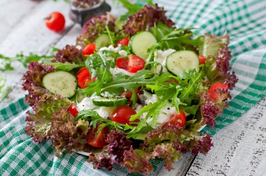 sebzeli ve peynirli salata