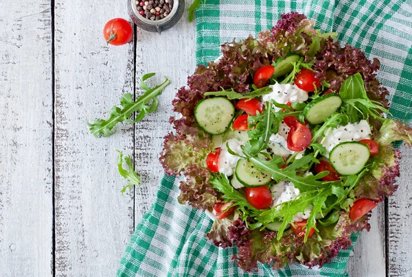 Ensalada con verduras y queso —  Fotos de Stock