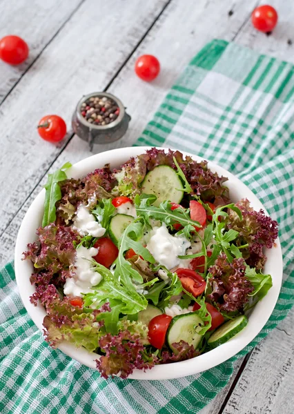 Салат с овощами и сыром — стоковое фото
