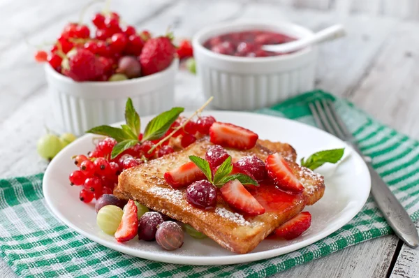 딸기 잼 토스트 — 스톡 사진