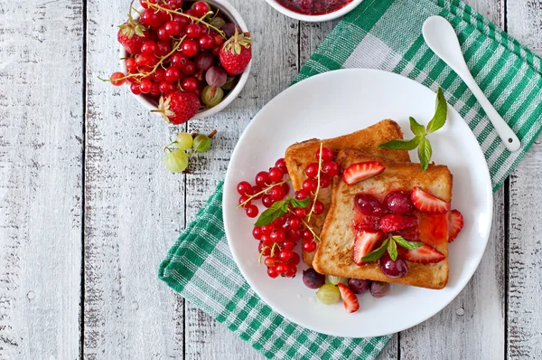 Tostadas con bayas y mermelada —  Fotos de Stock