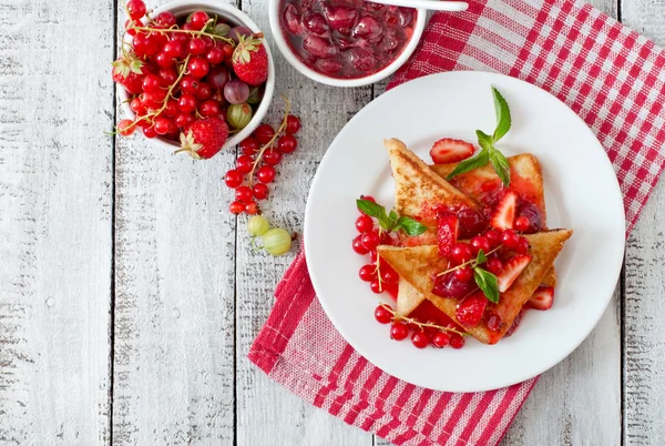 Тосты с ягодами и джемом — стоковое фото