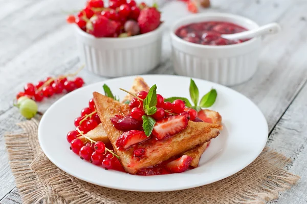 딸기 잼 토스트 — 스톡 사진