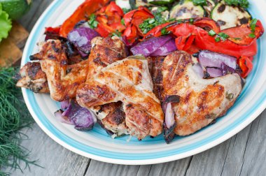 Kızarmış tavuk kanadı ve sebze.