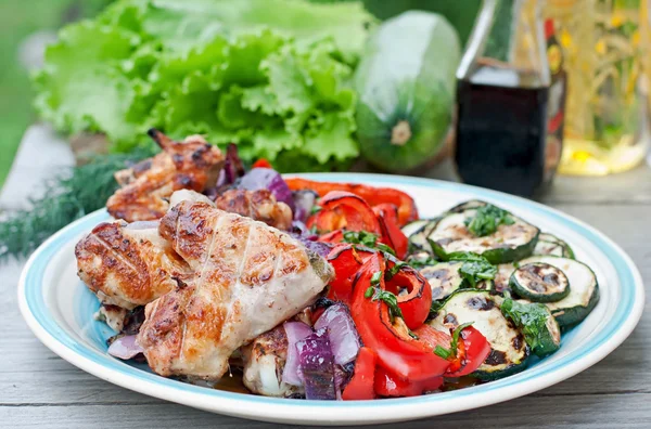 Grilled chicken wings with vegetables — Stock Photo, Image