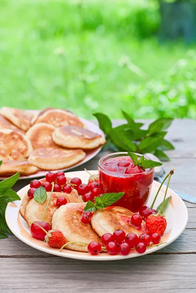 Pfannkuchen mit Beeren und Marmelade — Stockfoto