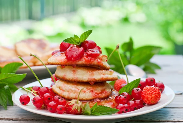 Pfannkuchen mit Beeren und Marmelade — Stockfoto