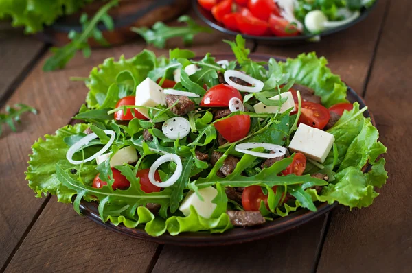 Salada com legumes, queijo e carne — Fotografia de Stock