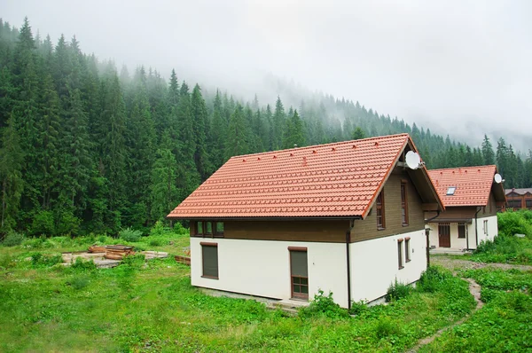 Vale da montanha com uma nova casa — Fotografia de Stock