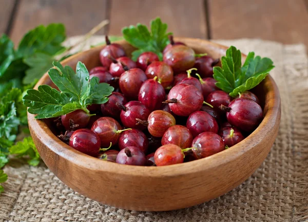 Reife Stachelbeeren im Teller — Stockfoto