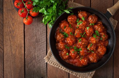 Bir baharatlı domates soslu köfte