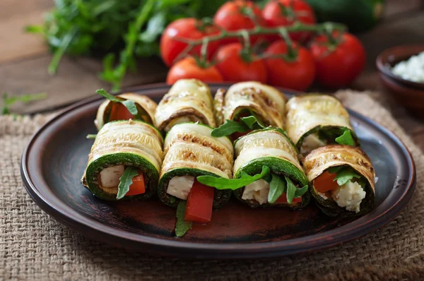 Zucchini rolls with vegetables — Stockfoto