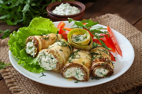 Zucchini rullar med ost och dill — Stockfoto