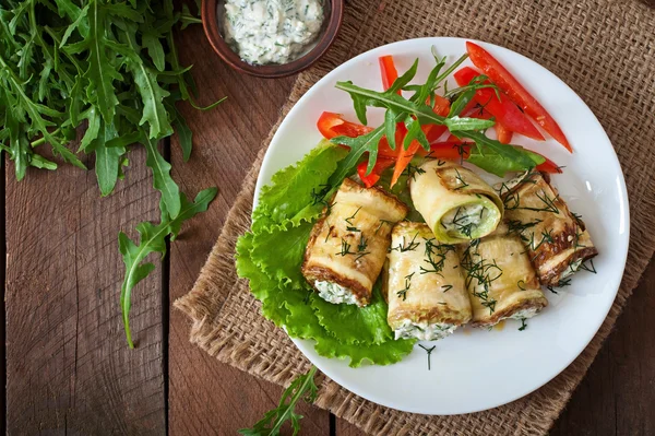 Rollos de calabacín con queso y eneldo — Foto de Stock